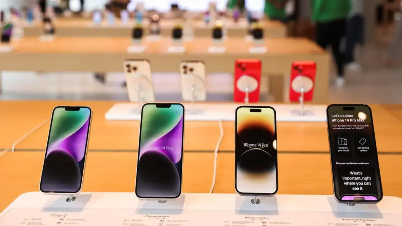 شركات الهواتف تدرس زيادة الأسعار مع استمرار صعود الدولار أمام العملات المحلية